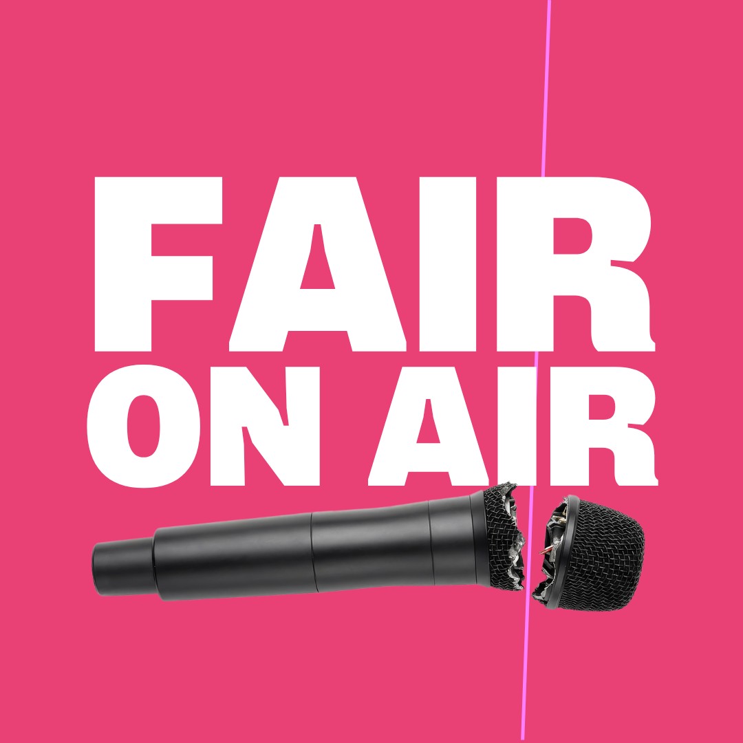Grafik mit einem durchgebrochenen Mikrofon und dem Schriftzug „FAIR ON AIR”